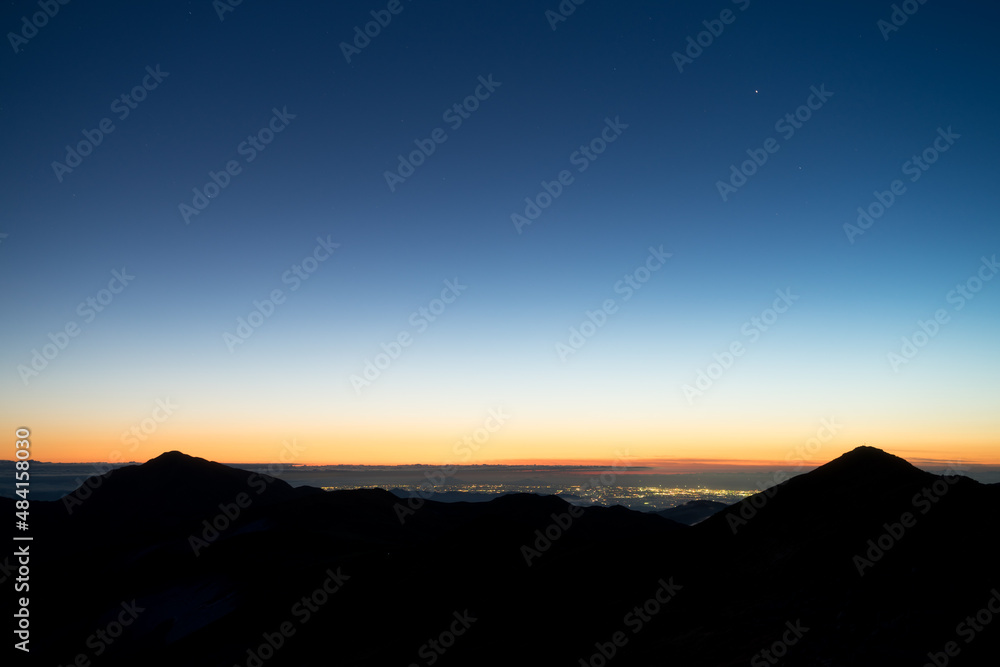 稜線から望む飯豊山と御西岳と夜景