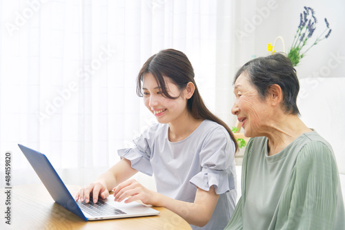 孫と祖母 パソコン リビング