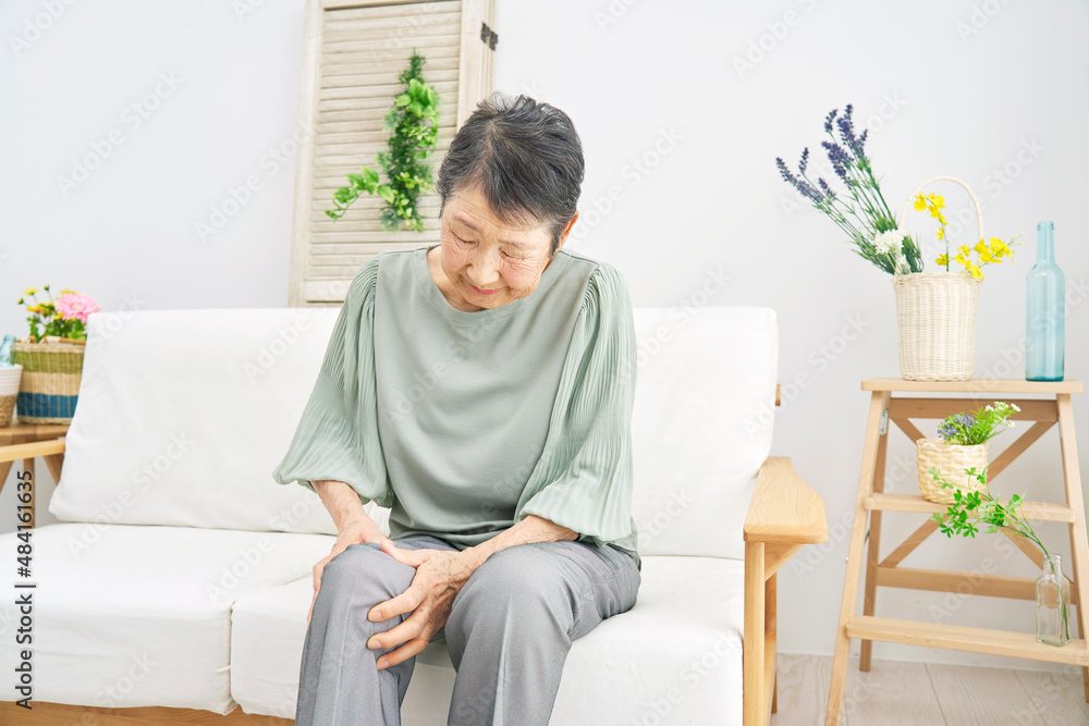 膝が痛いシニア女性 膝が痛いシニア女性