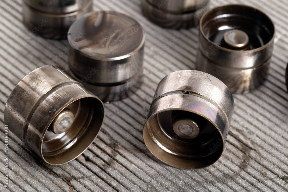 Hydraulic compensators in the lubrication system of a car engine