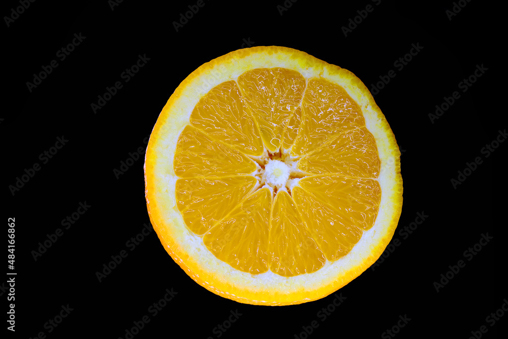 pomarańcz na czarnym tle. Przekrojony kawałek pomarańczy z soczystym miąższem, bez pestek. kompozja pomarańczy jako tło tekstura. - obrazy, fototapety, plakaty 