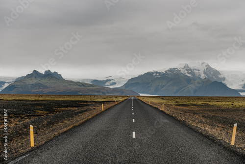 Asfaltowe drogi na Islandii photo