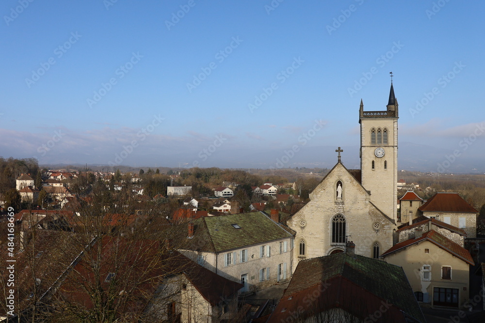 Vue sur le clocher de l'église Saint Michel et sur les toîts des maisons, village de Morestel, département de l'Isère, France