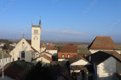 Vue sur le clocher de l   glise Saint Michel et sur les to  ts des maisons  village de Morestel  d  partement de l Is  re  France