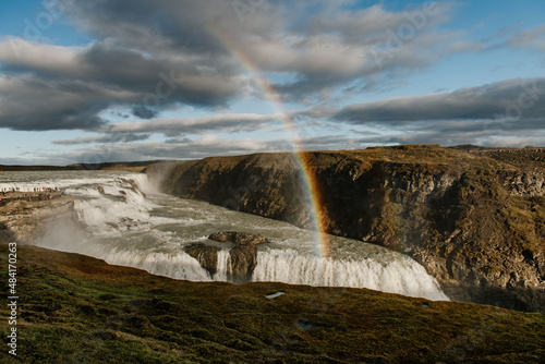 Tęcza nad ogromnym wodospadem na Islandii © Radosaw