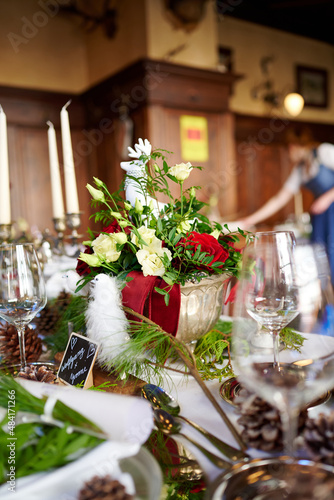 Wunderschöne festliche Dekoration im Restaurant Für eine Hochzeit und Feier mit Blumengesteck und Kerzen und feinem Geschirr