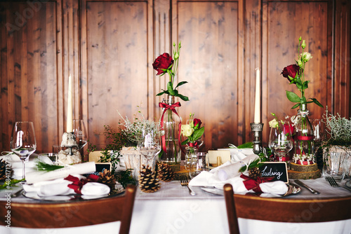 Wundersch  ne festliche Dekoration im Restaurant F  r eine Hochzeit und Feier mit Blumengesteck und Kerzen und feinem Geschirr