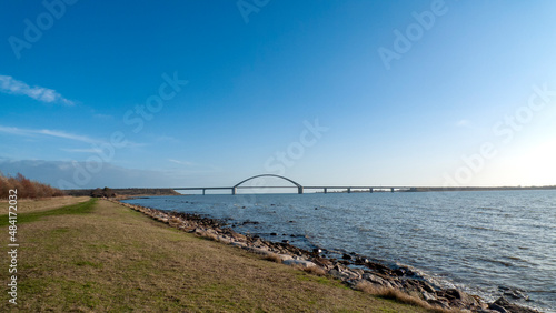 Die Fehmarnsundbrücke auf Fehmarn mit blauem Himmel an der Ostsee