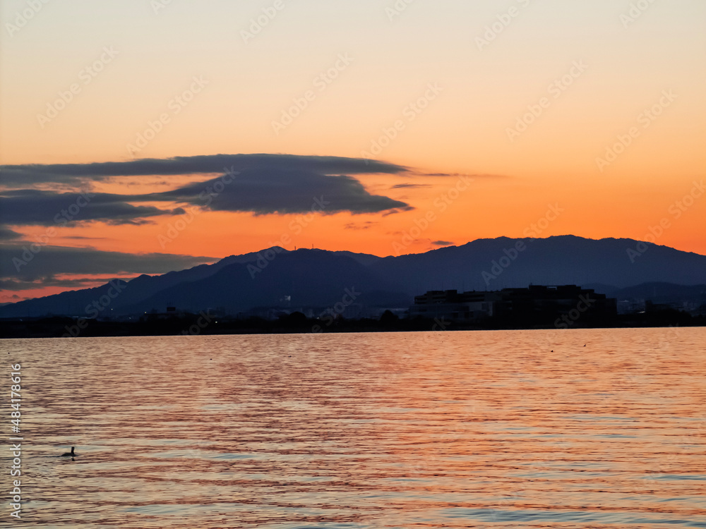 冬の琵琶湖の夜明け