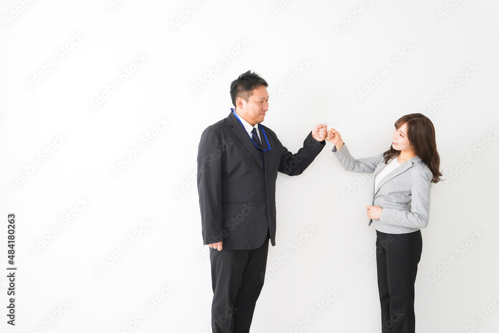 新しい生活様式の握手をするビジネスパーソン