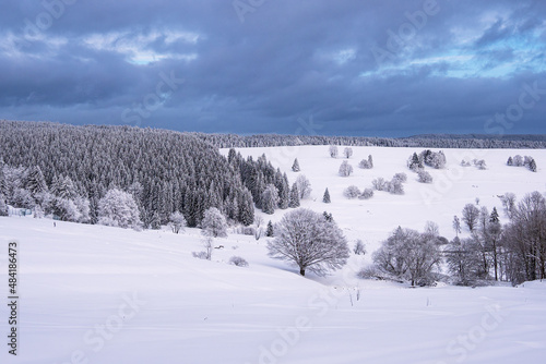 Landschaft im Winter im Th  ringer Wald in der N  he von Schmiedefeld am Rennsteig