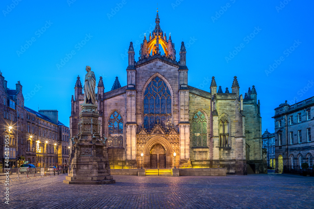 Fototapeta premium night view of St Giles Cathedral in edinburgh