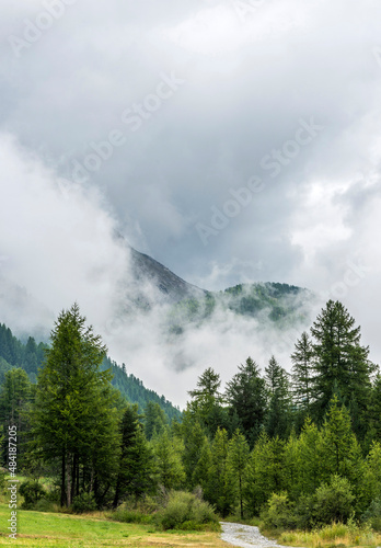 Les Alpes sous la brume à Arvieux, Hautes-Alpes, France