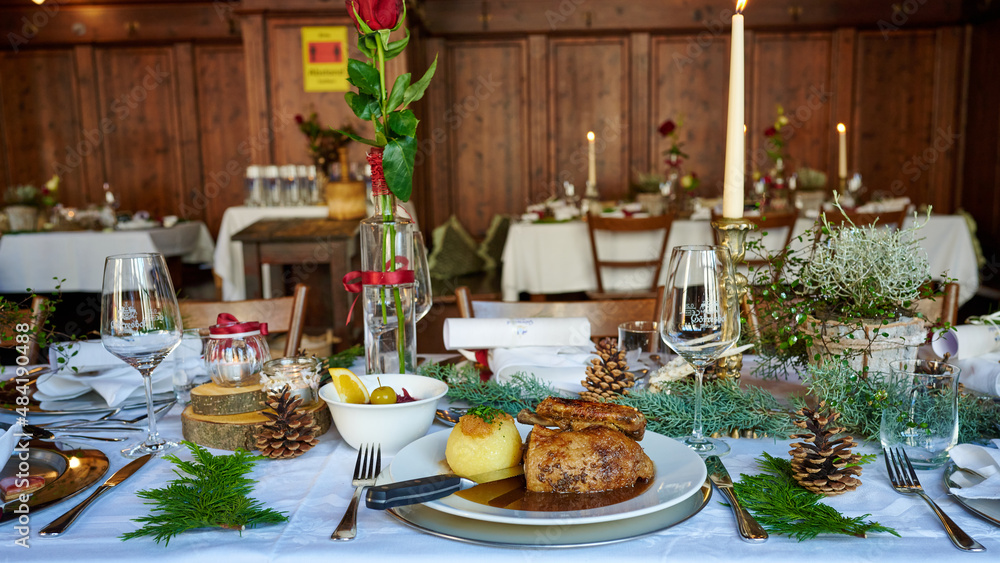 Φωτογραφία Wunderschöne knusprig gebratene Ente aus dem Ofen in einem bayerischen Wirtshaus