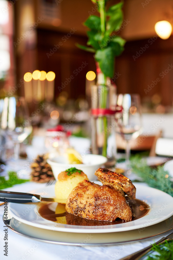 Wunderschöne knusprig gebratene Ente aus dem Ofen in einem bayerischen Wirtshaus Restaurant sehr schön dekoriert für Feiern Wunderschöne knusprig gebratene Ente aus dem Ofen in einem bayerischen Wirtshaus Restaurant sehr schön dekoriert für Feiern