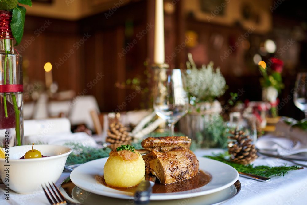 Wunderschöne knusprig gebratene Ente aus dem Ofen in einem bayerischen Wirtshaus Restaurant sehr schön dekoriert für Feiern Wunderschöne knusprig gebratene Ente aus dem Ofen in einem bayerischen Wirtshaus Restaurant sehr schön dekoriert für Feiern