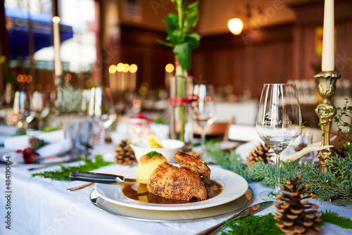 Wundersch  ne knusprig gebratene Ente aus dem Ofen in einem bayerischen Wirtshaus Restaurant sehr sch  n dekoriert f  r Feiern