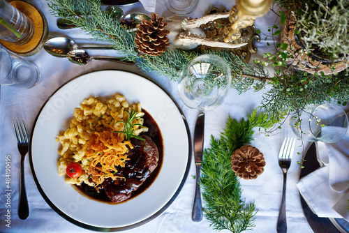 Rinderlende mit Röstzwiebeln Zwiebelrostbraten mit Sauce und Spätzle in einem Wirtshaus Biergarten serviert photo