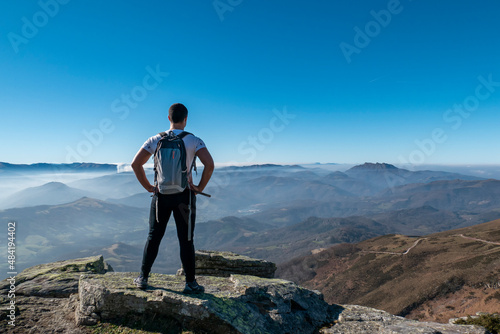 Jovem turista no alto da montanha de La Rhune a admirar a paisagem photo