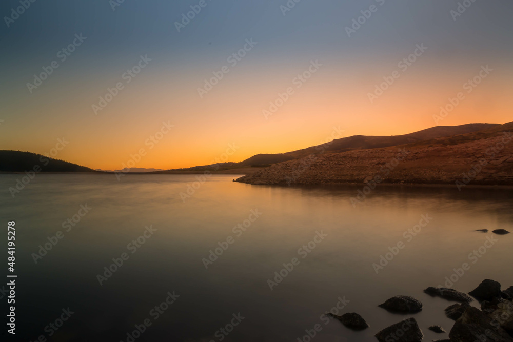 Lac en bulgarie au coucher de soleil