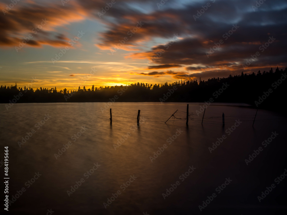 Obraz premium Le lac de servieres au coucher de soleil en auvergne france
