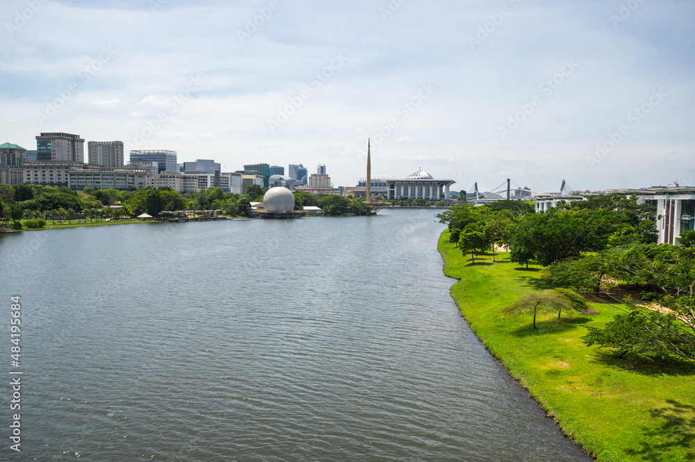 Obraz premium The Putrajaya Lake in Malaysia