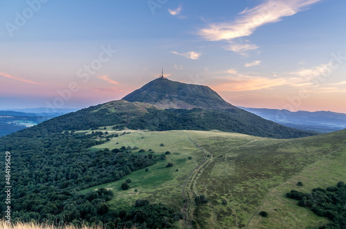 Photos Le puy de dôme au coucher de soleil en auvergne france
