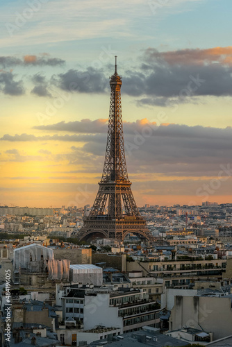 Vue sur la tour eiffeil au coucher de soleil depuis l'arc de triomphe 