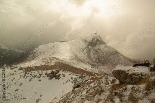 Homme qui trek en hiver dans les montagnes des dolomites en italie © Alexandre