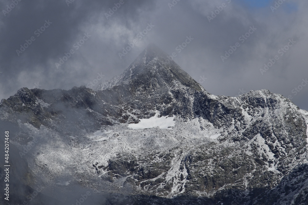 Obraz premium snow covered mountain