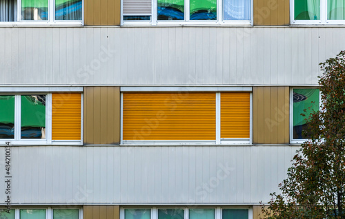 Fenster mit orangen Rolläden photo