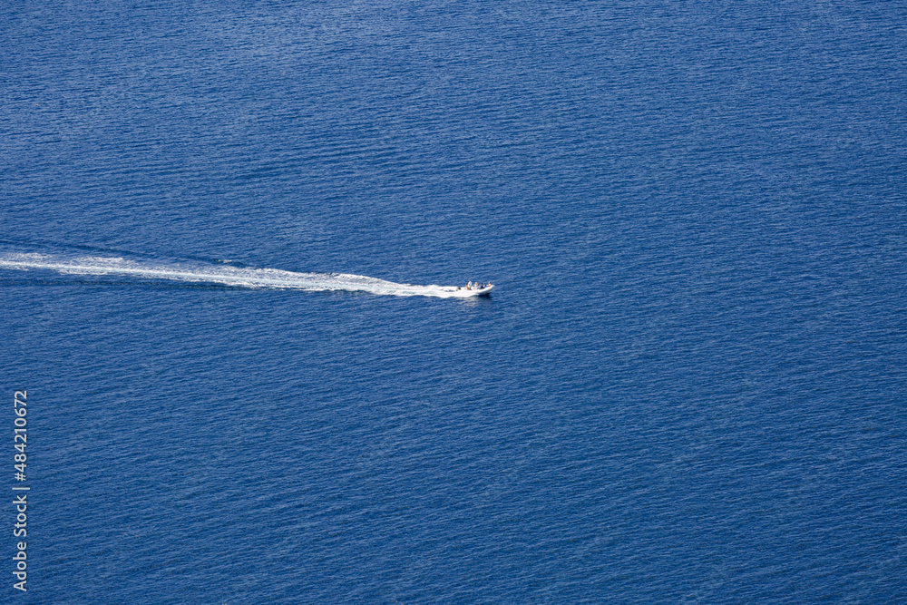 Un bateau à moteur dans l'ocean en pleine vitesse