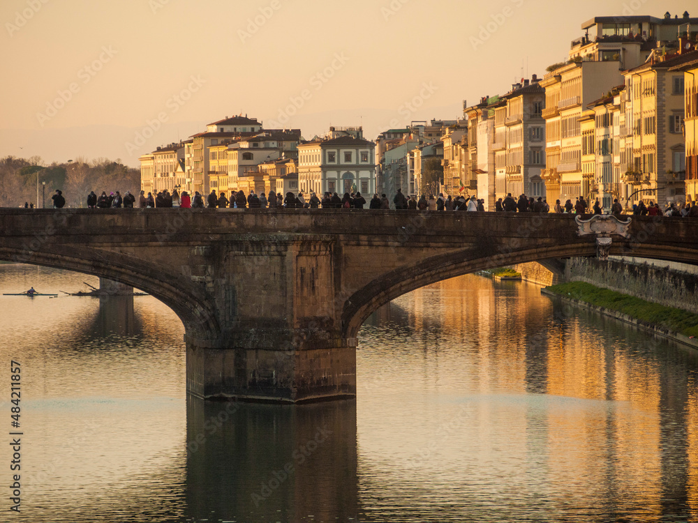 Italia, Toscana, Firenze. Il Ponte S.Trinita e il fiume Arno.