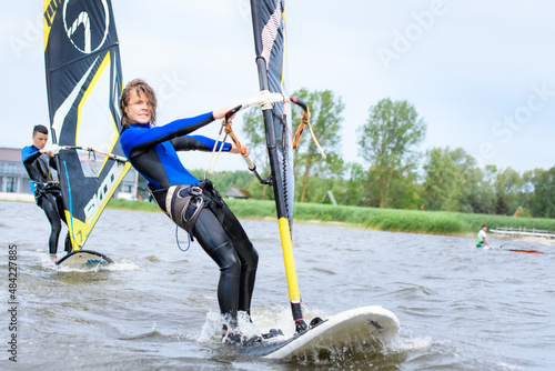 Obóz sportowy windsurfingowy, pływanie na desce z żaglem
