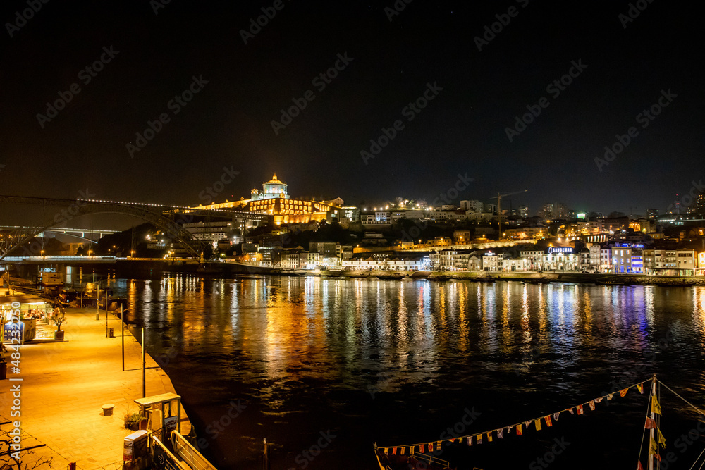 Les quais de Ribeira à Porto de nuit