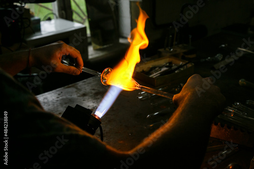 Process of handmade glassworks manufacturing with glass blowing burner