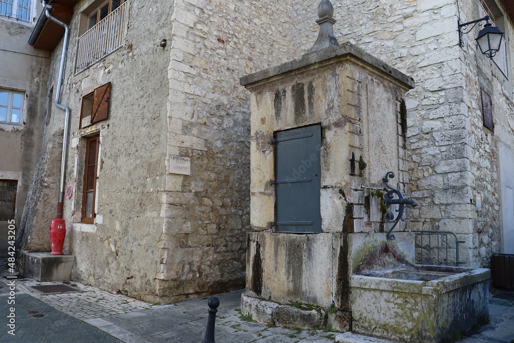 La fontaine située place Grenette, construite au 19eme siècle, village de Morestel, département de l'Isère, France