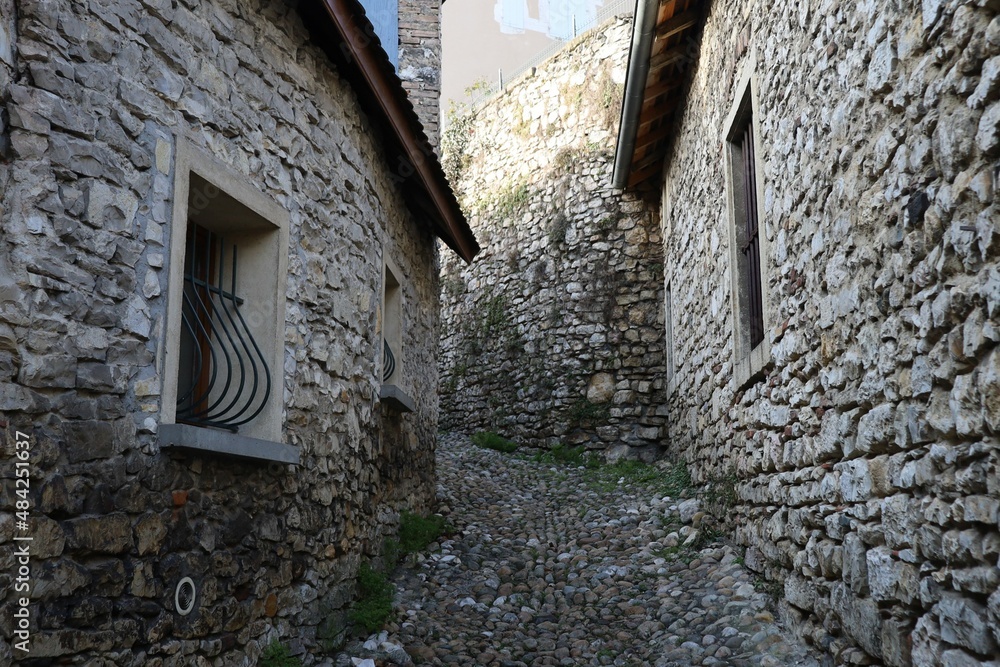 Vieille rue typique, village de Morestel, département de l'Isère, France