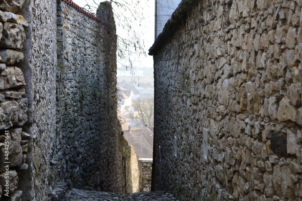 Vieille rue typique, village de Morestel, département de l'Isère, France