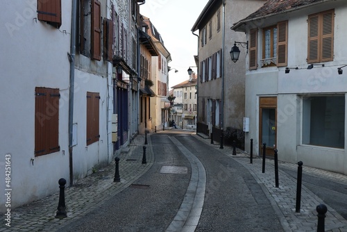 Vieille rue typique, village de Morestel, département de l'Isère, France © ERIC