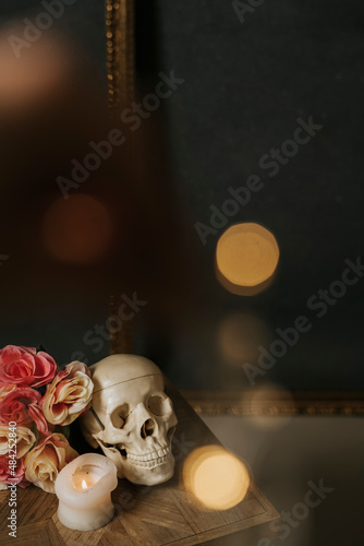 Totenkopf im Kerzenschein