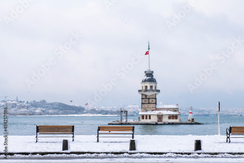 Tableau sur toile Magnific view of Maiden's Tower (aka Kiz kulesi) in winter day with many snow in Istanbul,Turkey