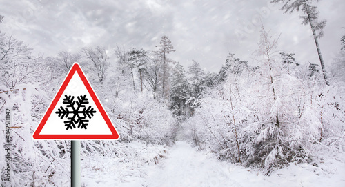 uwaga śnieżyca, znak ostrzegawczy przed śniegiem