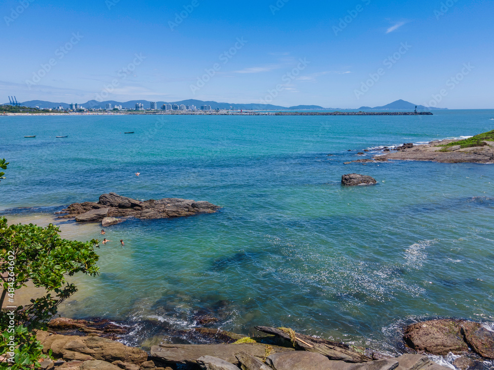 Vista panoramica da praia de Cabeçudas em Itajaí em Santa Catarina
