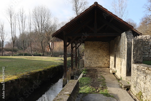 Ancien lavoir en pierre au bord de la rivière, village de Morestel, département de l'Isère, France photo