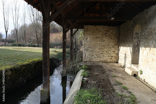 Ancien lavoir en pierre au bord de la rivière, village de Morestel, département de l'Isère, France