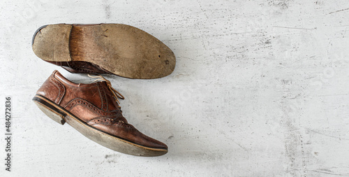 Foto Top down view, worn classic dark brown brogue shoes on white board