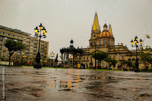 Tarde lluviosa en Plaza de armas en el Centro Histórico de Guadalajara Jalisco México al fondo Catedral de Guadalajara 