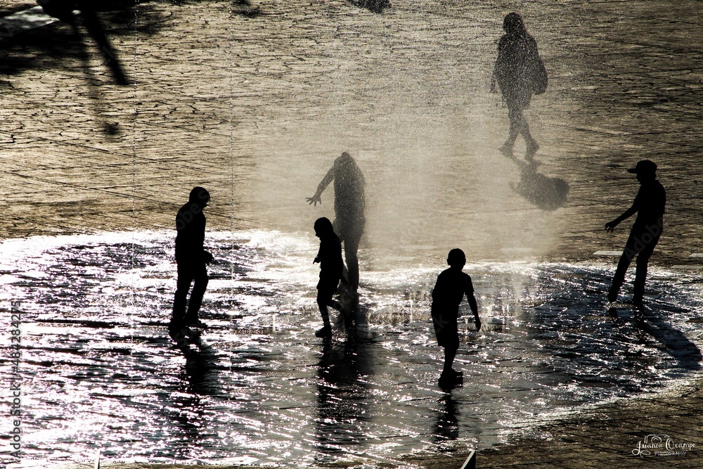 Los niños juegan como viven, y jugando aprenden a vivir. Stock Photo