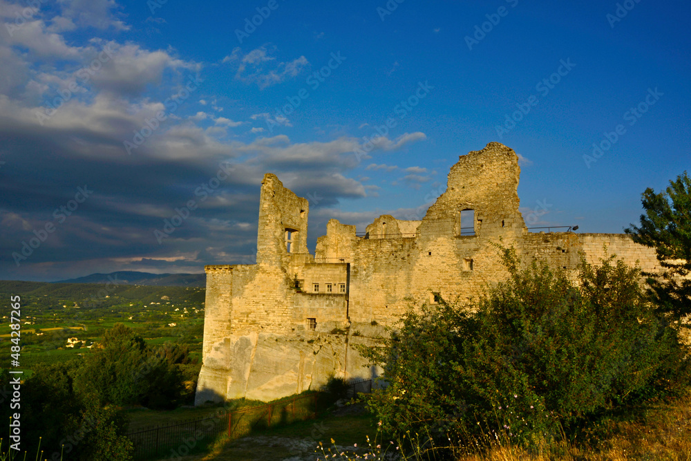 średniowieczny zamek ruiny, ruiny zamku na górze, castle, ruins of a castle on a hill against the blue sky, castle ruins in golden hour